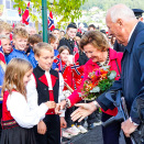 Gulliver Gryt (10 år) gjev blomar til Dronninga. Aminde Fiol Lillebø (6 år) gjev bok med teikningar til Kongen. Foto: Lise Åserud, NTB